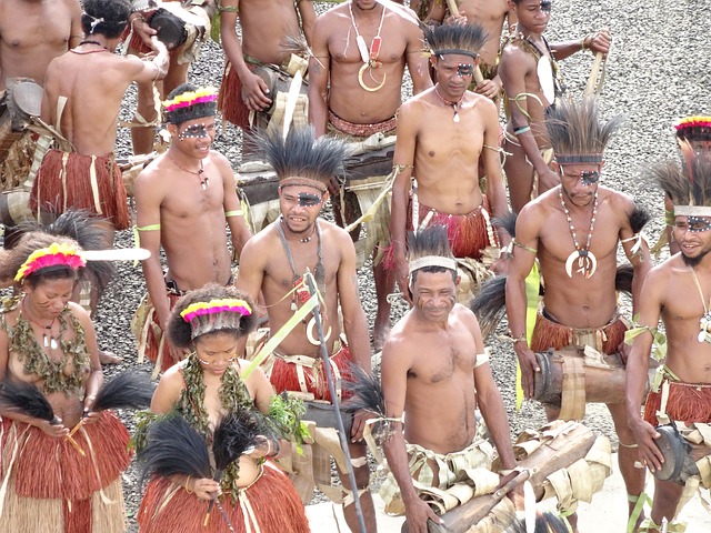 mladí domorodci